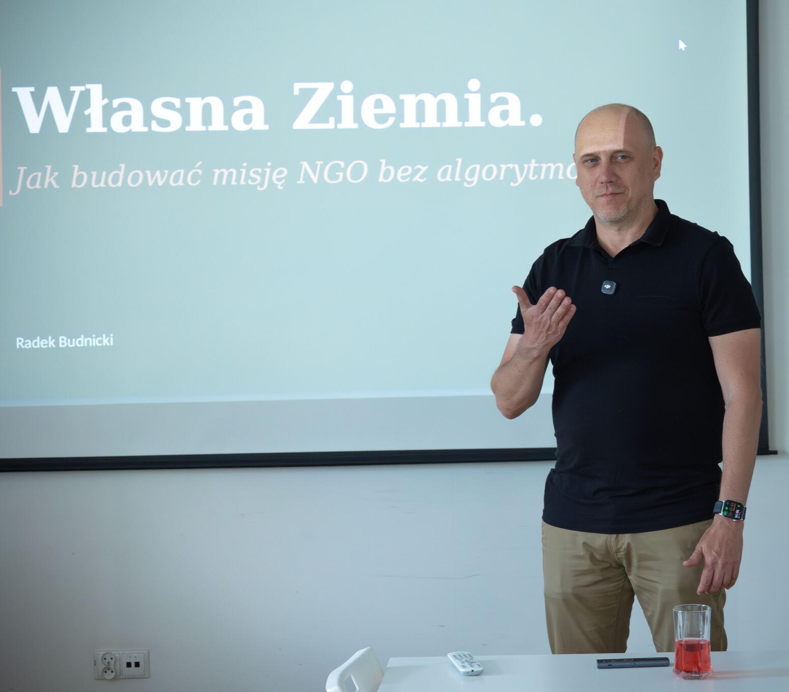 Radek Budnicki prowadzi warsztat "Własna Ziemia" o tworzeniu treści bez mediów społecznościowych